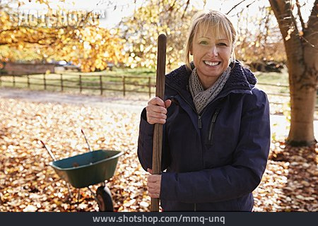 
                Frau, Herbst, Gartenarbeit                   