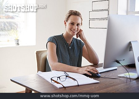 
                Geschäftsfrau, Studentin, Computerarbeit                   