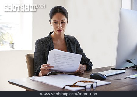 
                Geschäftsfrau, Lesen, Büroarbeit                   