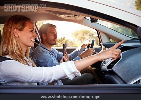 
                Paar, Autofahren, Navigation                   
