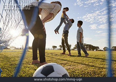 
                Fußball, Spielen, Freizeitaktivität, Familie                   