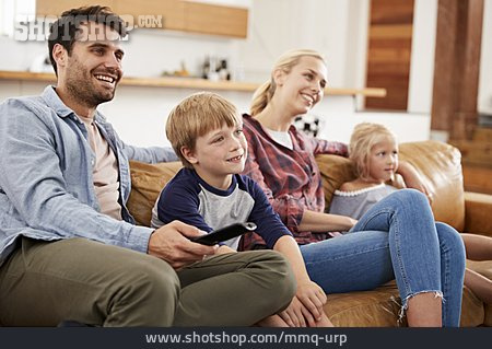 
                Zuhause, Fernsehen, Familie                   