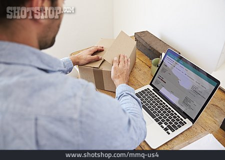 
                Paket, Einpacken, E-commerce                   