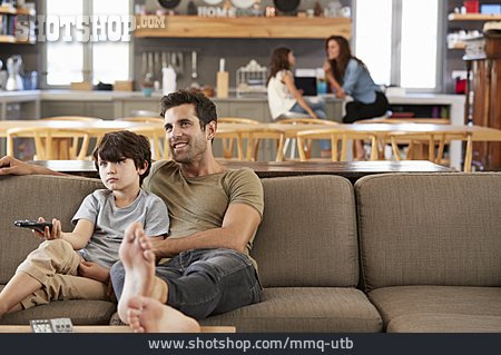 
                Zuhause, Fernsehen, Familie, Familienleben                   