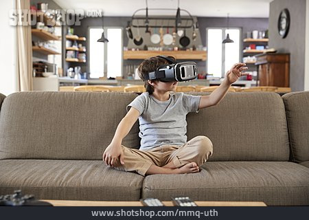 
                Junge, Virtuelle Realität, Videobrille                   