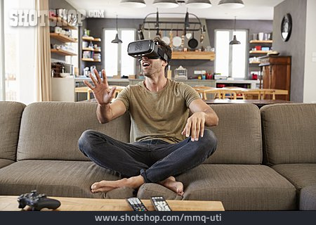 
                Mann, Virtuelle Realität, Videobrille                   
