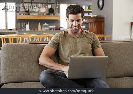 
                Junger Mann, Online, Home Office                   