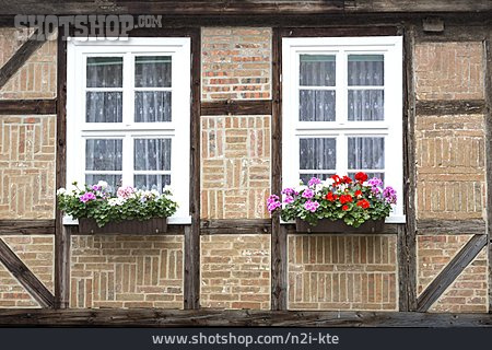 
                Fenster, Fachwerkhaus, Blumenschmuck                   
