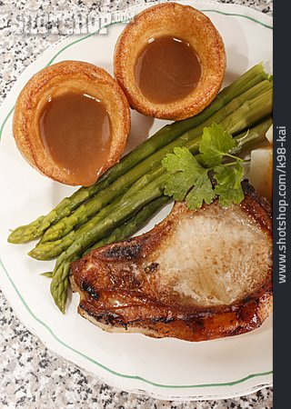 
                Englische Küche, Schweinekotelett, Yorkshire Pudding                   