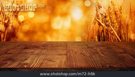 
                Herbstlich, Holztisch, Getreideähre                   