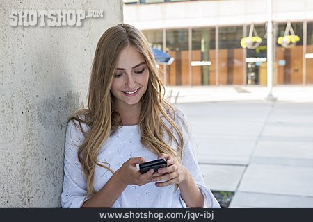 
                Junge Frau, Lächeln, Mobile Kommunikation                   