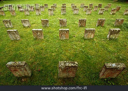 
                Soldatenfriedhof, Kriegsgrab                   