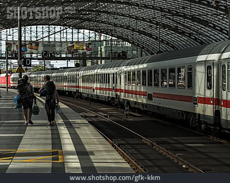 
                Hauptbahnhof, Backpacker, Zugreise                   