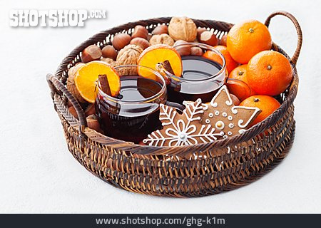 
                Nüsse, Mandarine, Weihnachtskeks, Weihnachtspunsch                   