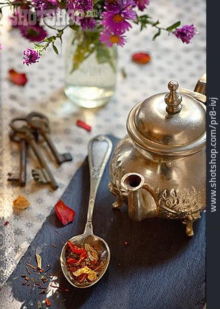 
                Blütenblätter, Tee, Teekanne                   