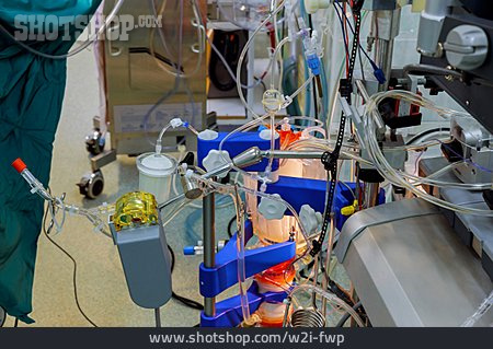 
                Transfusion, Pumpstation, Schläuche                   