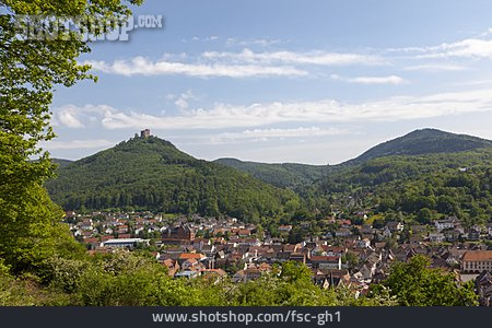 
                Stadtansicht, Reichsburg Trifels, Annweiler                   