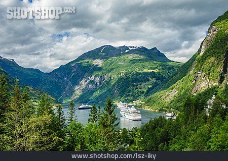 
                Kreuzfahrtschiff, Geirangerfjord                   