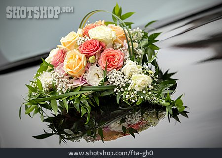 
                Blumenschmuck, Blumengebinde, Hochzeitsauto                   
