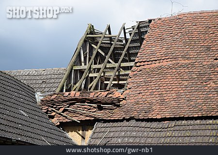 
                Dach, Marode, Renovierungsbedürftig, Dachschaden                   