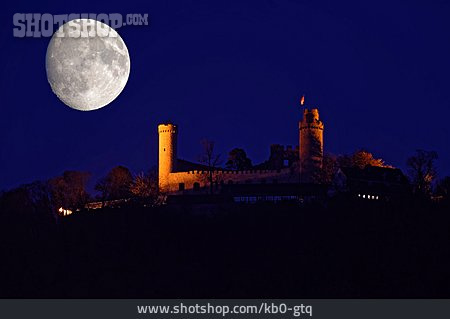 
                Mond, Schloss Auerbach                   