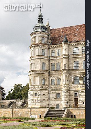 
                Schloss Güstrow                   