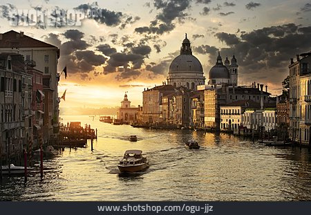 
                Barkasse, Venedig, Canale Grande                   