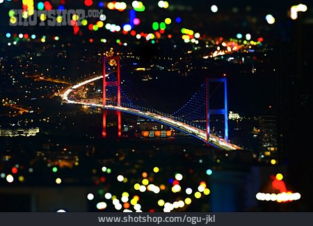 
                Lichtspur, Istanbul, Stadtverkehr                   