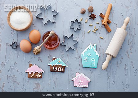
                Weihnachtsbäckerei, Ausstechform, Zutaten, Weihnachtsgewürze                   