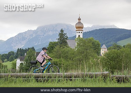 
                Seniorin, Fahrradfahren, Berchtesgadener Land                   