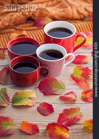 
                Kaffee, Herbstblätter, Heißgetränk                   