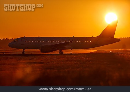 
                Sonnenuntergang, Flugzeug, Landebahn                   