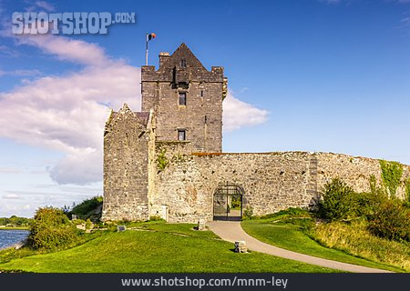 
                Burg, Irland, Dunguaire Castle                   