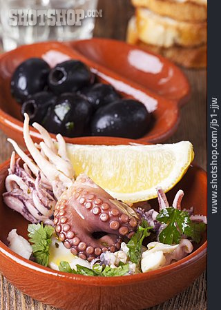 
                Oktopus, Antipasti, Schwarze Oliven                   