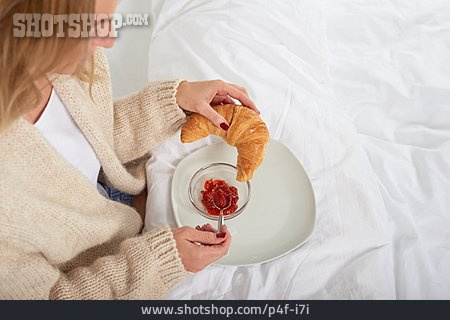 
                Frau, Bett, Frühstück                   
