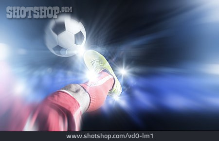 
                Fußball, Fußballspieler, Kicken, Scheinwerferlicht                   