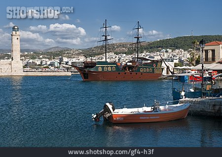 
                Zweimaster, Hafeneinfahrt, Rethymno                   