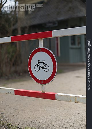 
                Fahrradfahren, Verbotsschild, Schranke                   