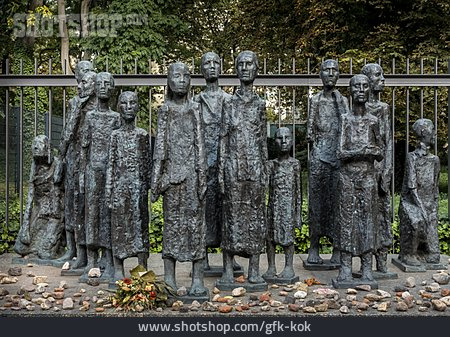 
                Skulptur, Jüdischer Friedhof, Bronzestatue, Jüdische Opfer Des Faschismus                   
