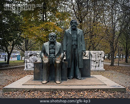 
                Bronzeskulptur, Marx-engels-forum                   