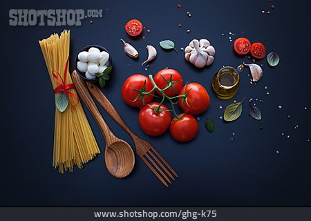 
                Knoblauch, Olivenöl, Basilikum, Tomate, Mozzarella, Spaghetti                   