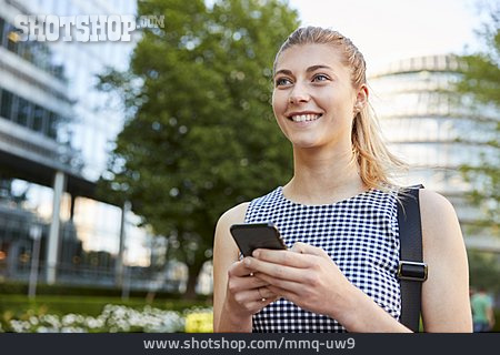 
                Geschäftsfrau, Unterwegs, Smartphone                   
