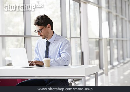 
                Geschäftsmann, Laptop, Arbeiten, Arbeitsplatz                   