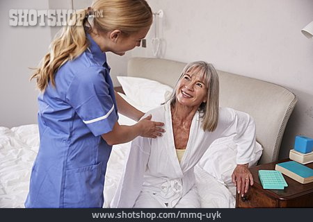 
                Seniorin, Pflegekraft, Häusliche Betreuung, Assistenz                   