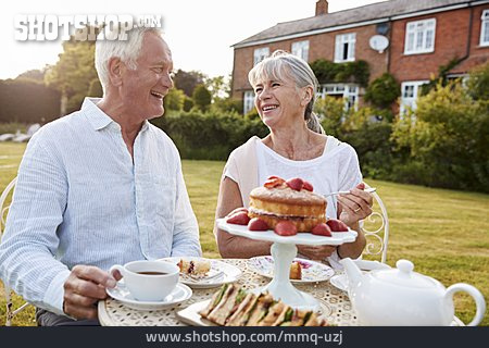 
                Häusliches Leben, Kuchen, Seniorenpaar, Kaffeetrinken                   