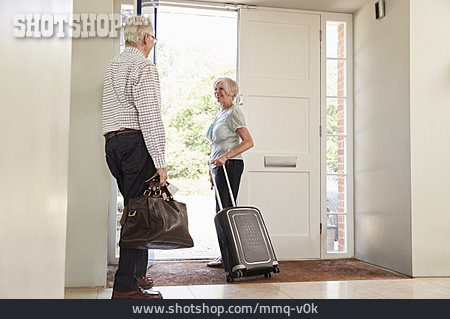 
                Gepäck, Aufbrechen, Urlaubsreise, Seniorenpaar                   