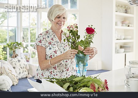 
                Seniorin, Zuhause, Blumen, Floristik                   