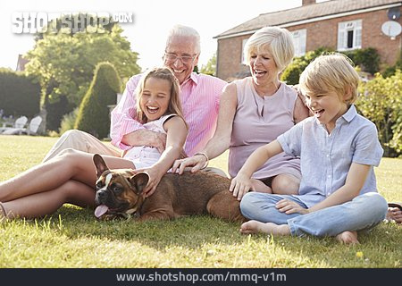 
                Lachen, Großeltern, Familienhund, Familienportrait, Enkelkinder                   
