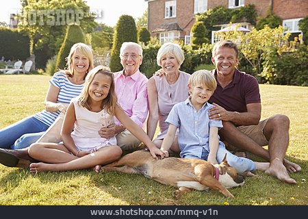 
                Glücklich, Generationen, Familienhund, Familienportrait                   