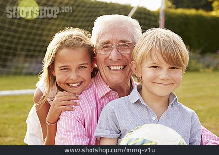 
                Großvater, Zusammenhalt, Kindheit, Enkelkinder                   